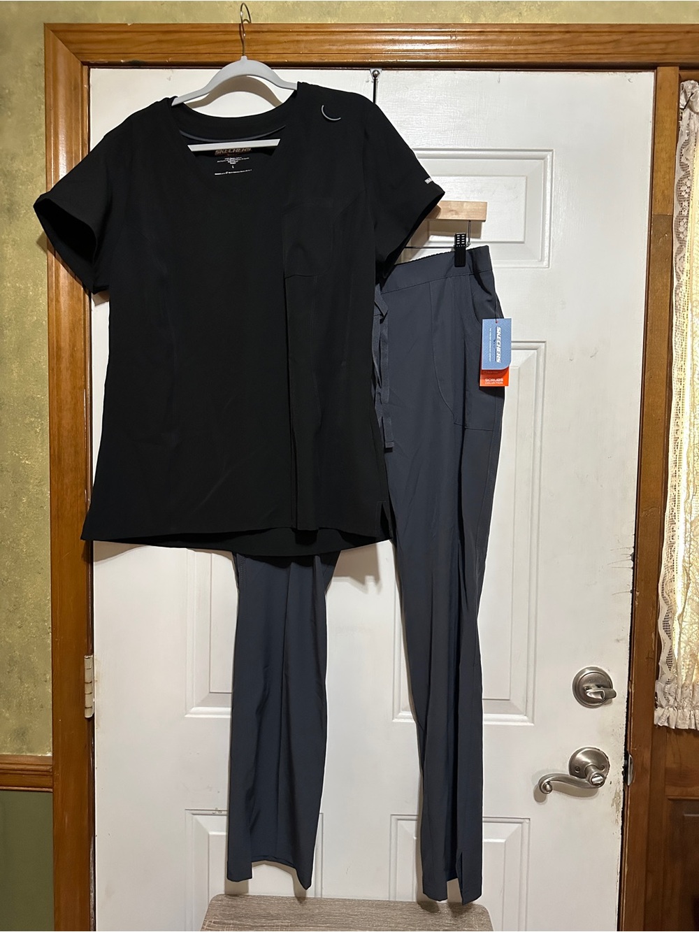 Skechers scrubs Set Black V-neck top Gray Pant Size Large Women’s Medical
